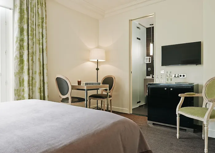 Grand Du Palais Royal מלון 5*