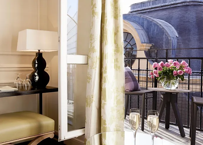 Grand Du Palais Royal מלון 5*