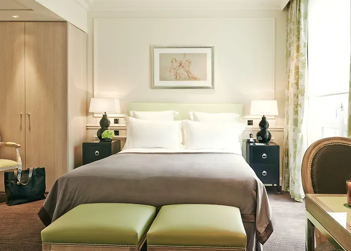 Grand Du Palais Royal מלון 5*