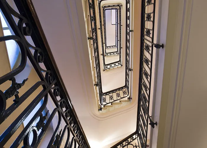 Grand Du Palais Royal מלון