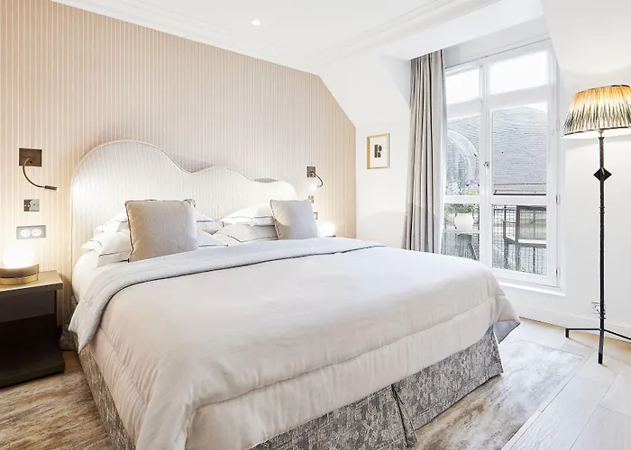 Grand Du Palais Royal מלון 5*